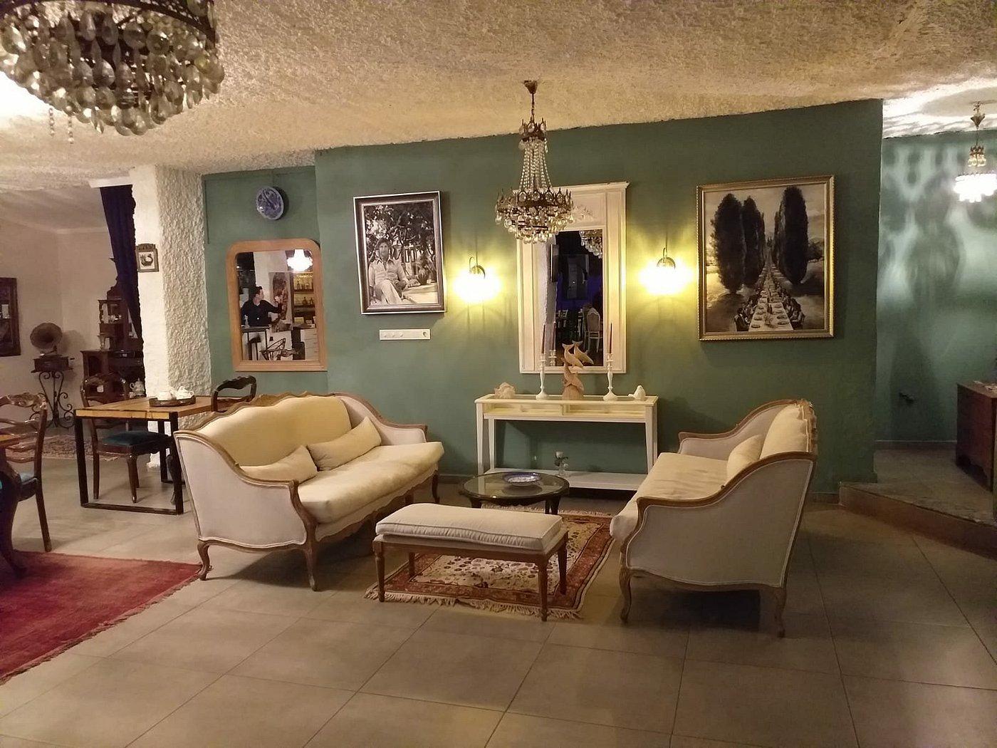 Girişteki karşılama ve lounge alanı